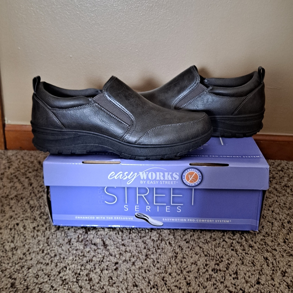 Women's Easy Works by Easy Street Slip Resistant shoes size 9WW